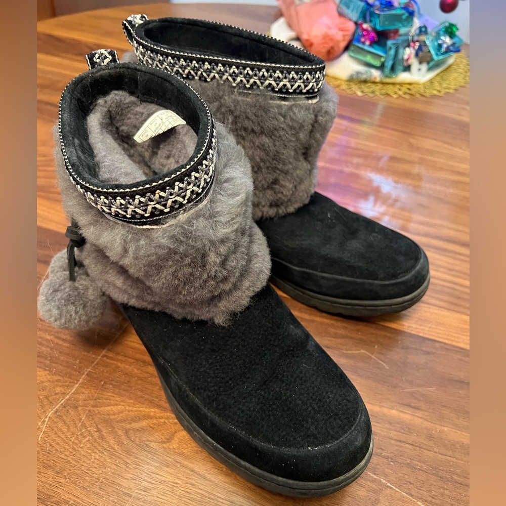 UGG Suede boots with fleece top + hanging Pom-poms
